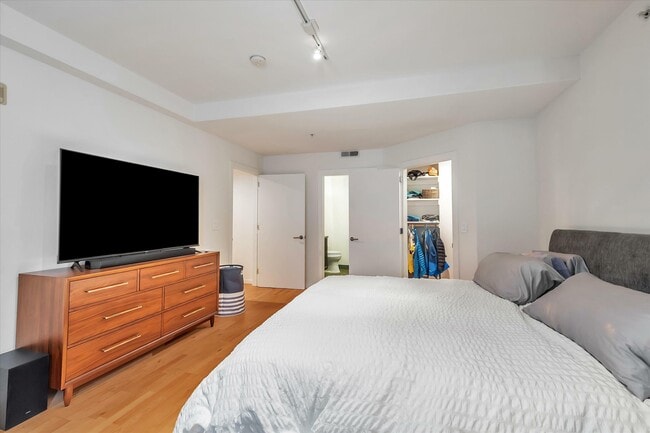 Building Photo - 69 Clementina St