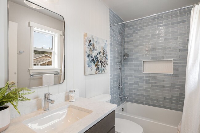 Building Photo - Beautiful Bellevue home with a View!