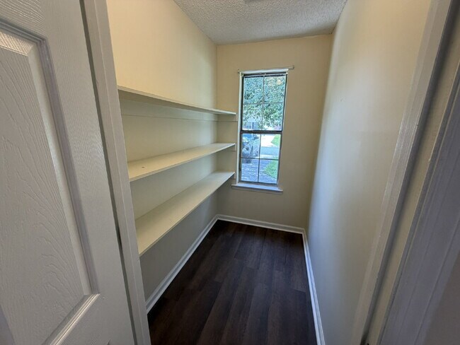 Building Photo - Home For Rent