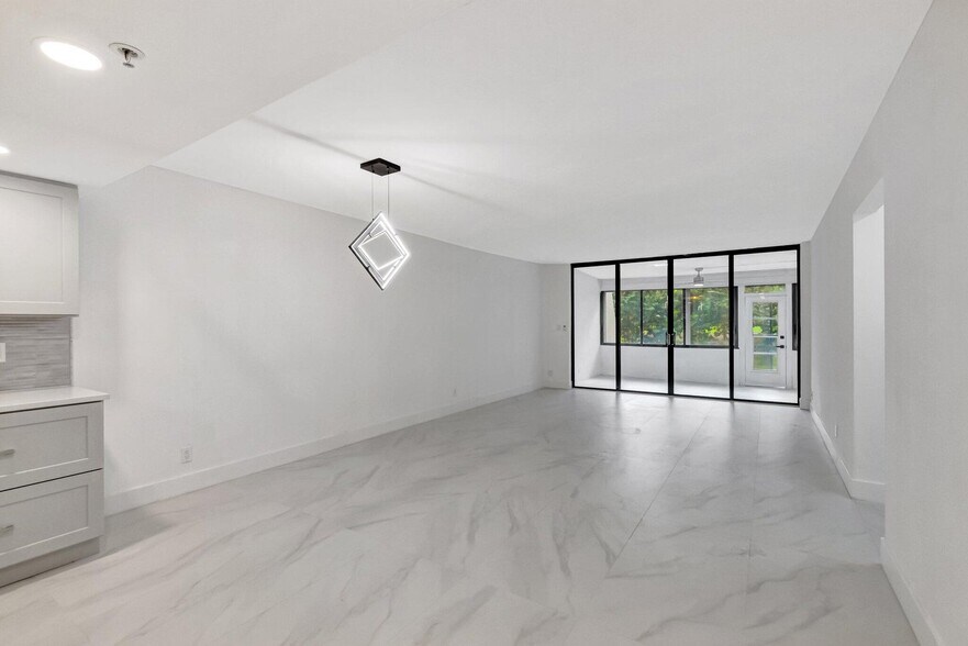 Building Photo - 6420 Boca del Mar Dr