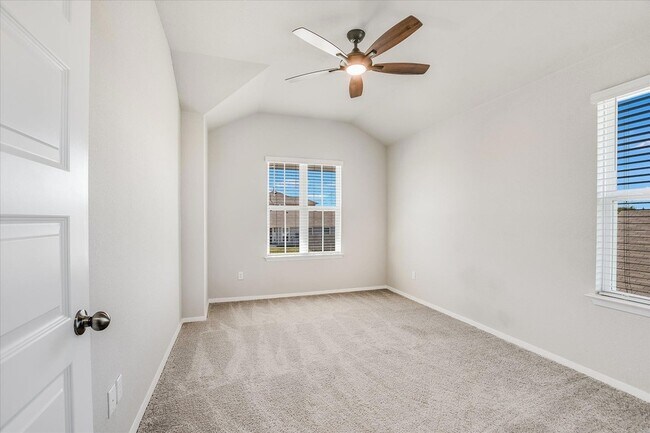 Building Photo - 204 Crescent St