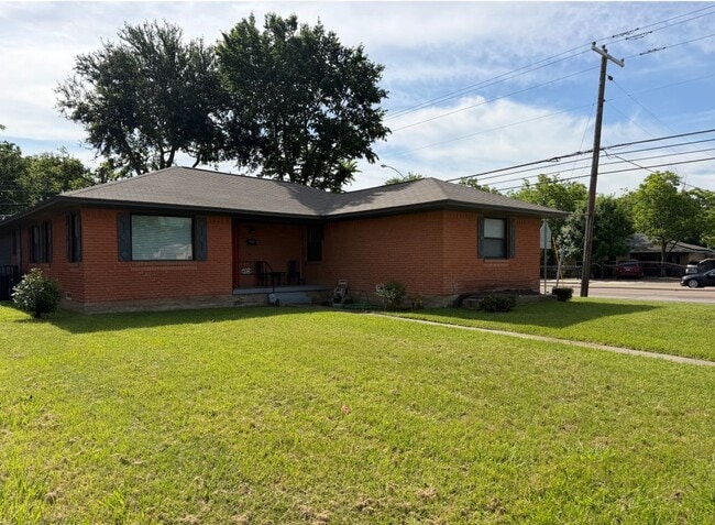 Building Photo - 2104 Hillburn Dr