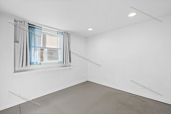 Building Photo - 4-bedroom 2-bathroom home located blocks from University of Portland- Pet Friendly!