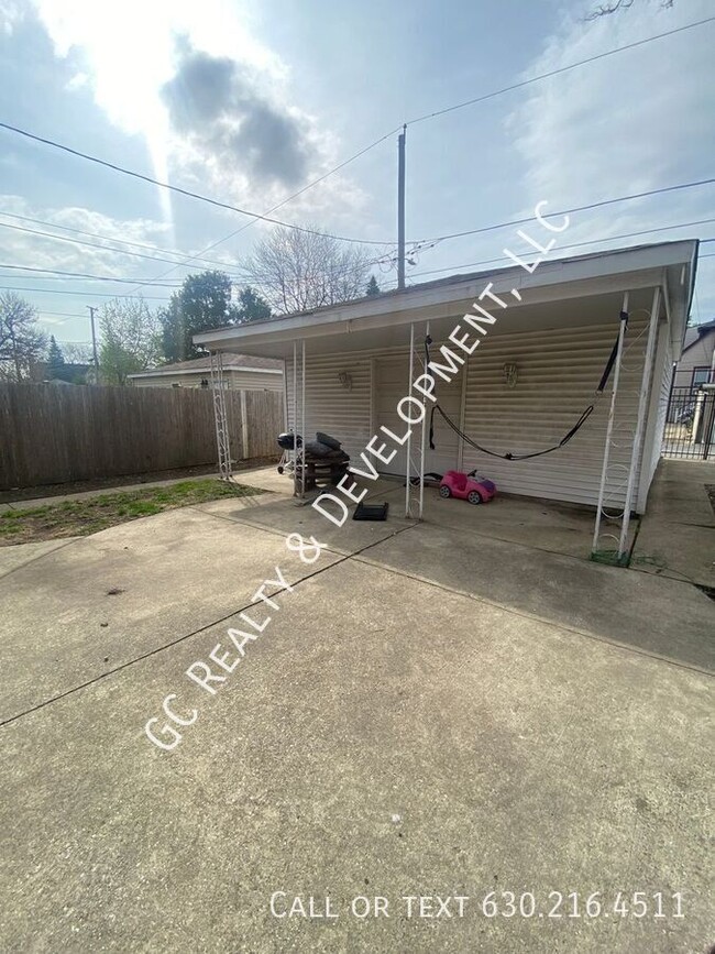 Building Photo - 4733 W Grace St