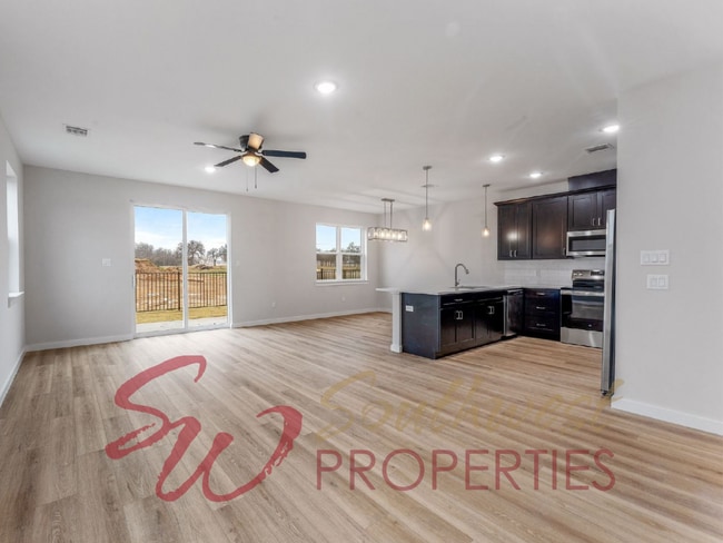 Building Photo - Gorgeous 3 bedroom townhome with a quick, easy walk to TSU campus!