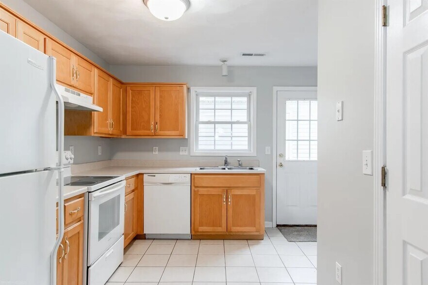 Building Photo - 650 Republic Rd