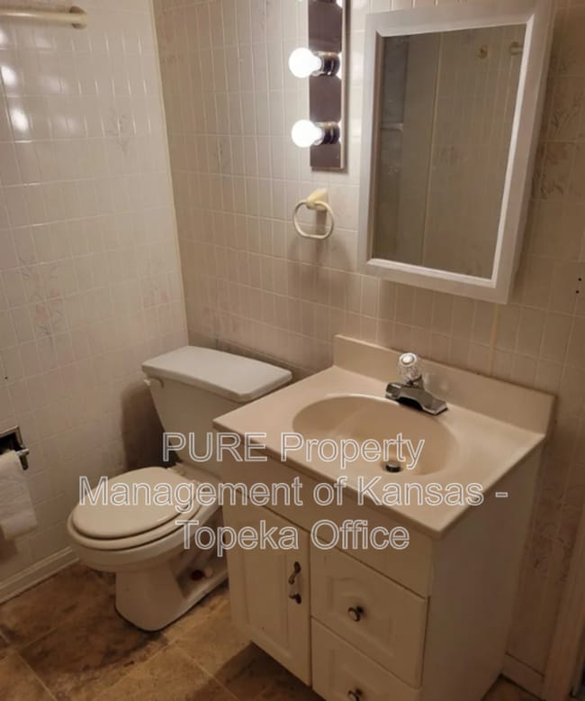 Building Photo - 310 SW Hillside Dr