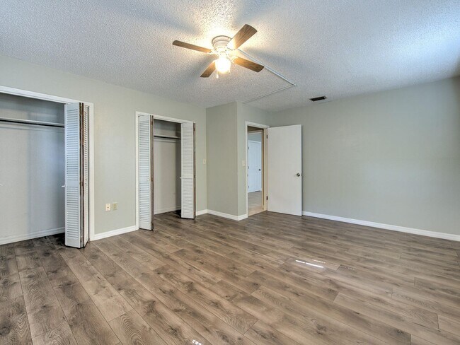 Building Photo - Very nice large 5 bedroom/3 bathroom home ...