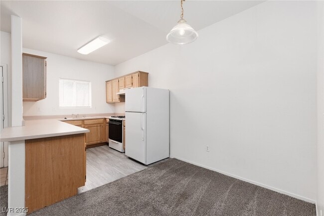 Building Photo - 5650 E Sahara Ave