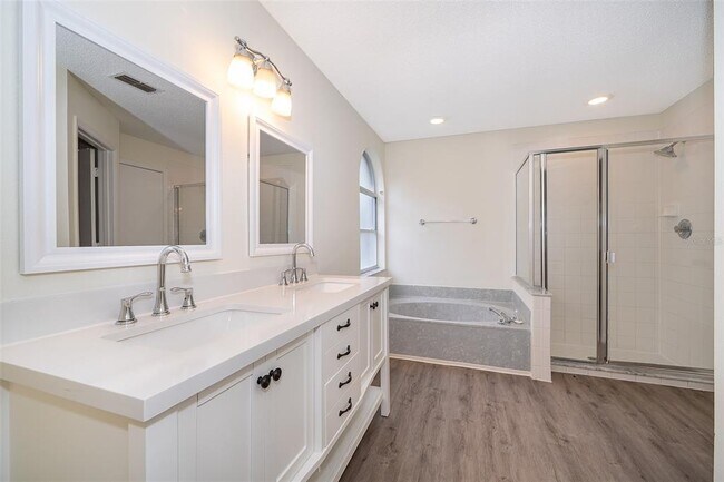 Building Photo - 2425 Rolling Broak Dr