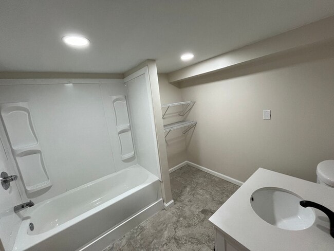 Building Photo - 2 bedroom Basement Apartment