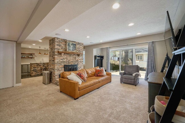 Building Photo - 1832 Essex Rd