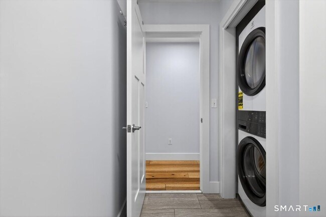 Building Photo - 32 1/2 Village Rd