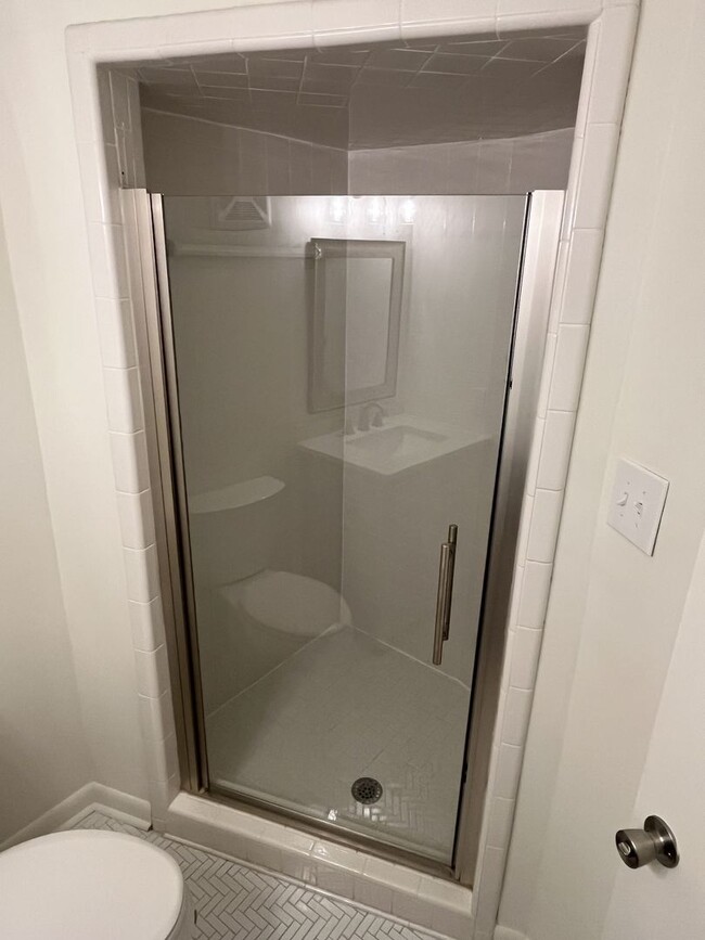 Building Photo - Updated 3 Bed Condo in Myers Park