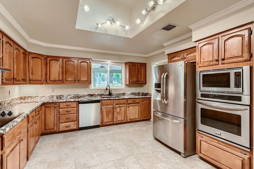 Building Photo - Gorgeous San Antonio home with large backy...