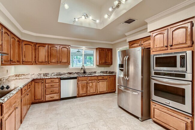 Building Photo - Gorgeous San Antonio home with large backy...