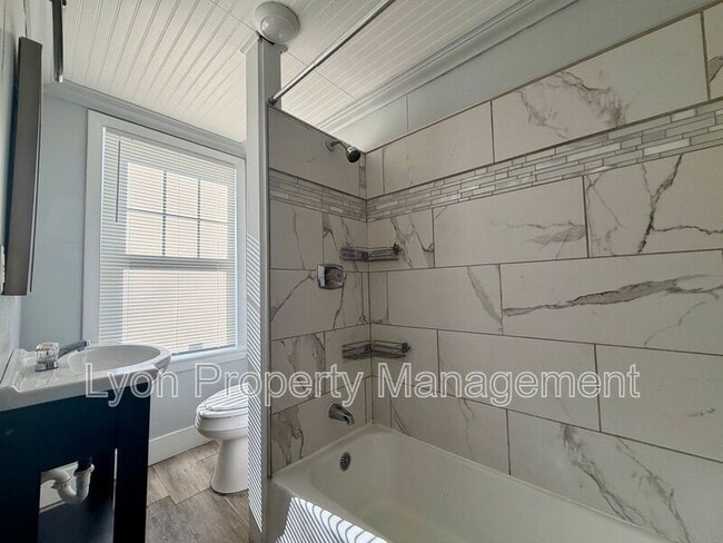 Building Photo - 93 W Warwick Ave