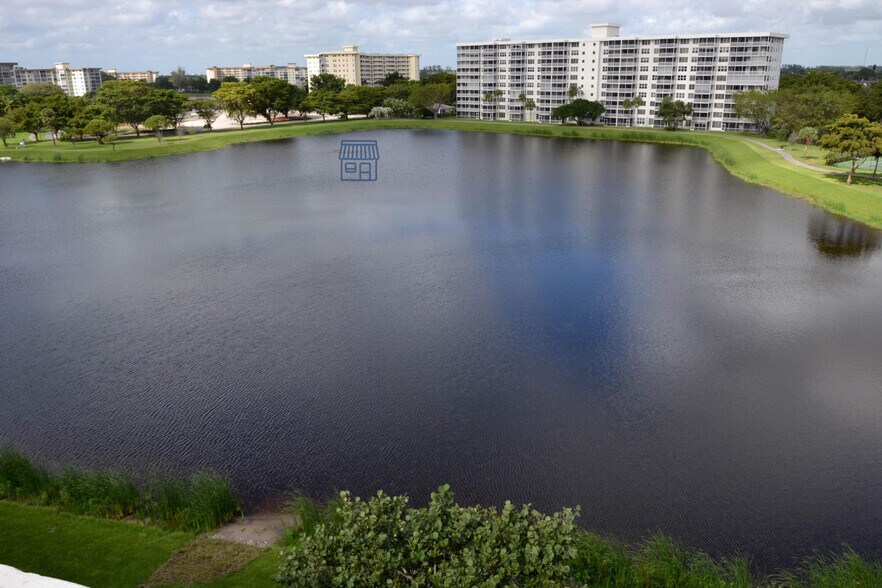 Building Photo - 3100 N Palm Aire Dr