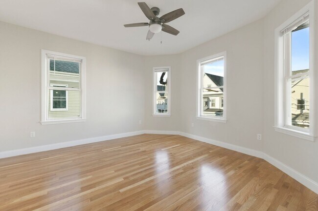 Building Photo - Renovated 4 bed 2 bath in Brighton!!!