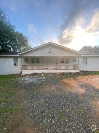 Building Photo - 806 Armory Dr