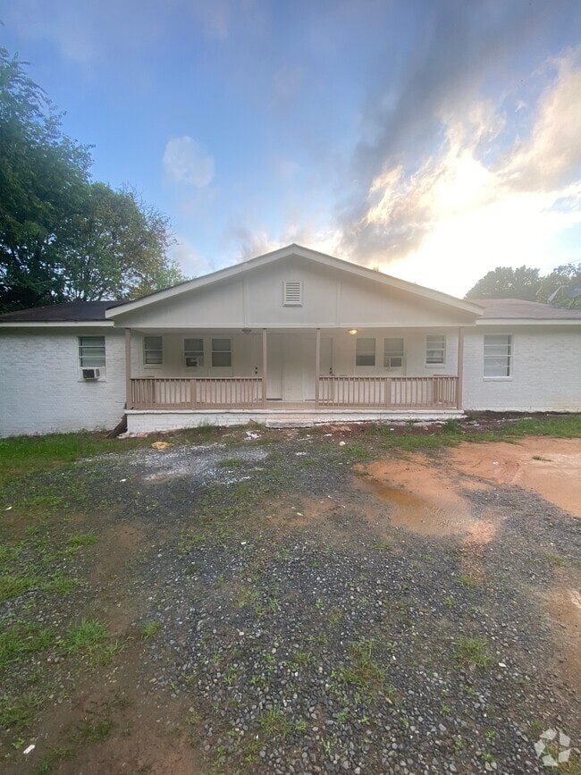 Building Photo - 806 Armory Dr