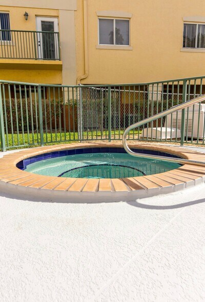 Community Hottub - 12625 SW 91st St