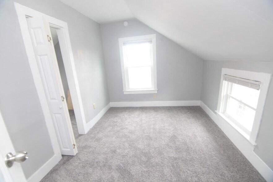 Building Photo - 526 21st St