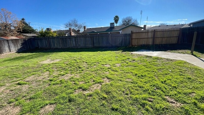 Building Photo - $2,150 Gettysburg & Minnewawa, 3 Bedroom - Across From Tarpey Elementary