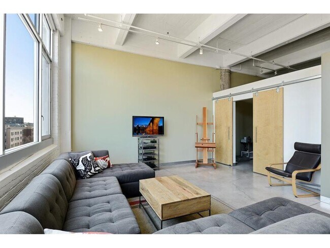 Building Photo - 700 N Washington Ave