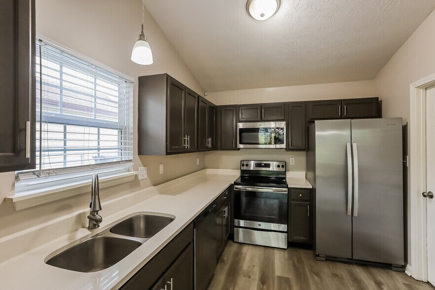 Building Photo - 6114 King Lear Ct