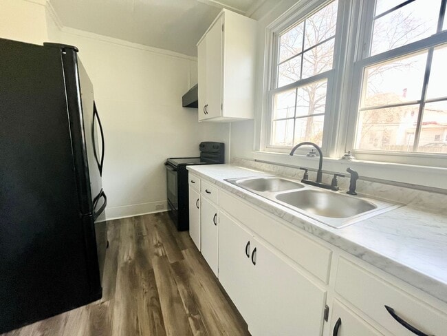 Building Photo - 741 Riverside Ave