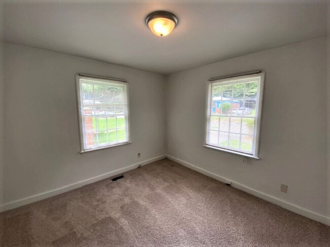 Building Photo - West Charlotte.  Renovated 2 Bedroom!