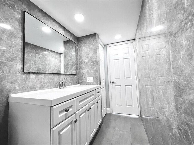 Building Photo - 4174 Inverrary Dr