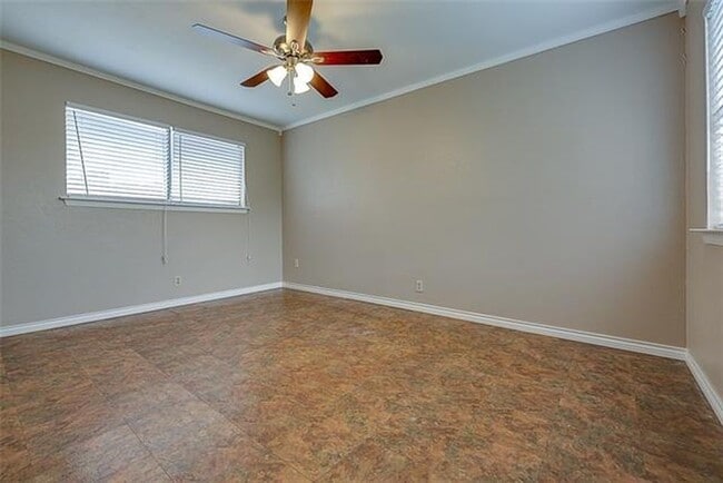 Building Photo - This Townhome is a true gem