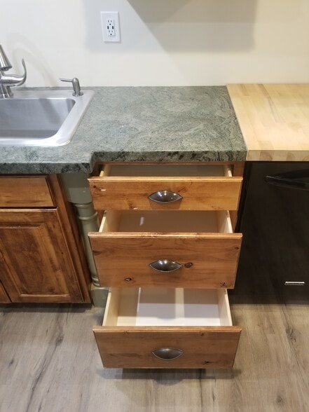 Kitchen drawers (Center) - 39 N Archmore St