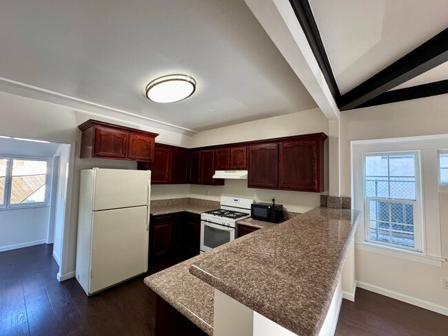 Building Photo - Centrally Located Minutes away from Downtown, Silver Lake, and Eagle Rock