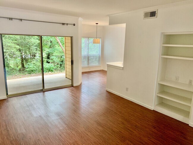 Building Photo - Amazing 1 bedroom, 1 bathroom Condo in Montevista!