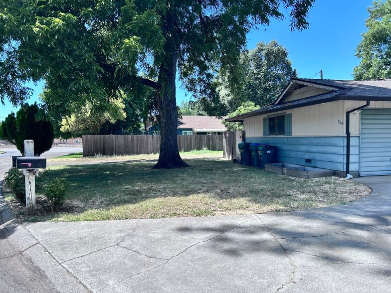 Front yard - 968 Cyndi Cir