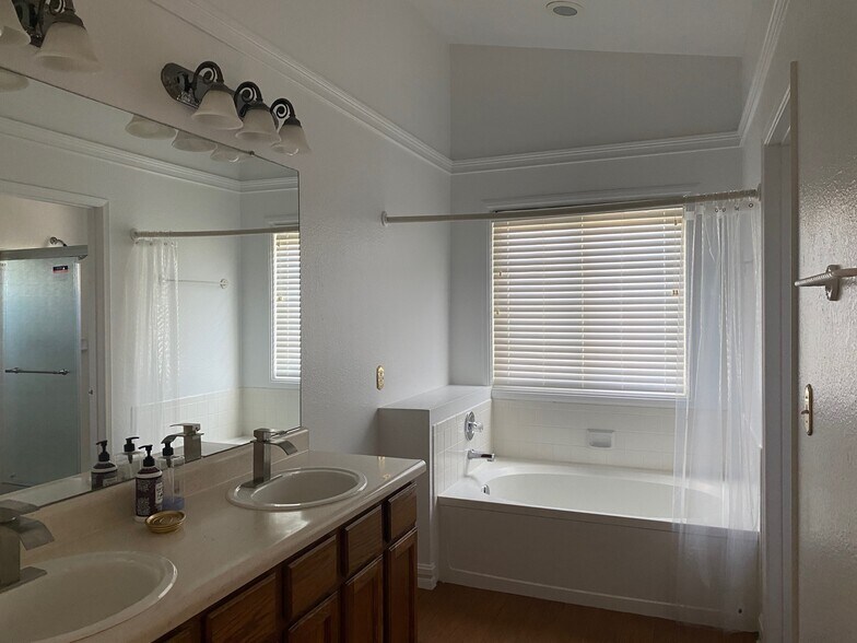 Building Photo - 5028 W Hurston Dr