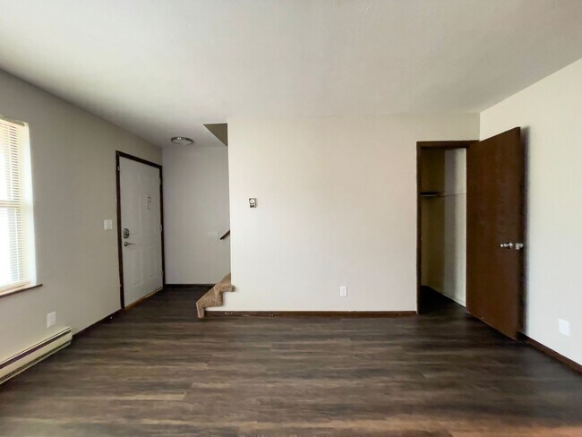 Building Photo - 2213 E Memorial Dr