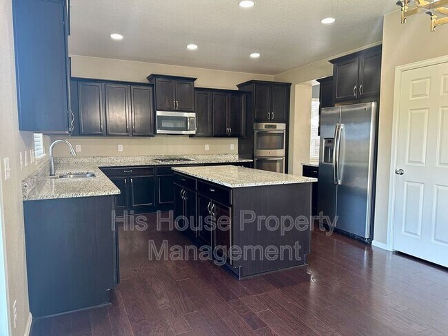 Building Photo - 2122 Longfin Ct