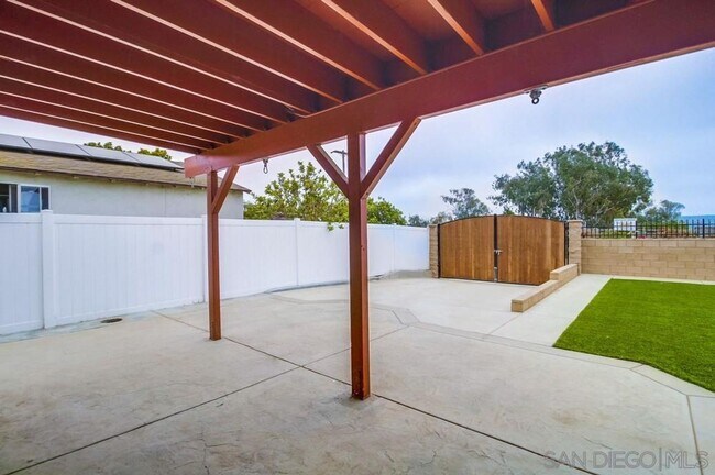 Building Photo - 5 bedroom Home with Large Private Yard