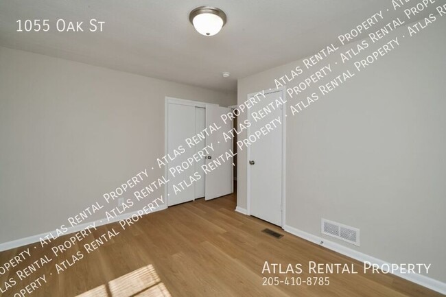Building Photo - 1055 Oak St