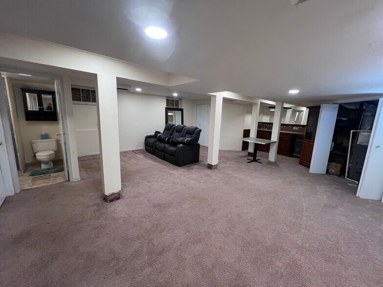 Finished basement with wet bar - 4536 Park Ave