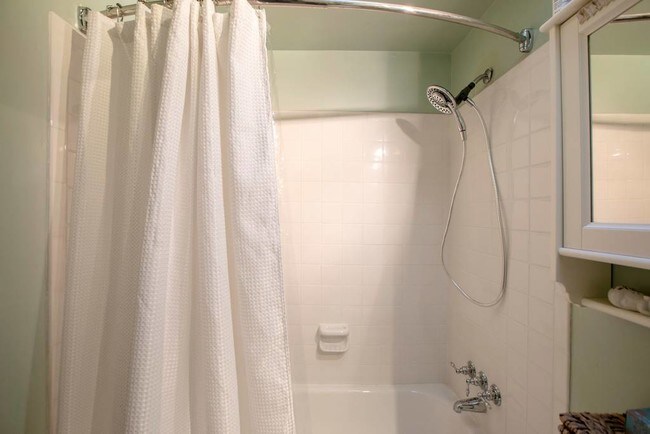 Building Photo - 730 6th St NE