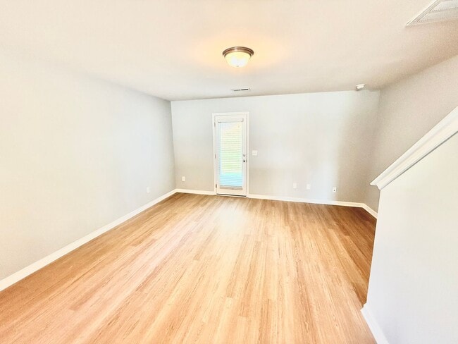 Building Photo - Beautiful 2 Bed 2.5 Bath townhome located ...