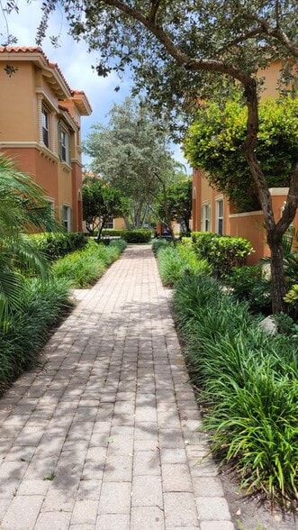 Building Photo - 5010 S Harbor Isles Dr