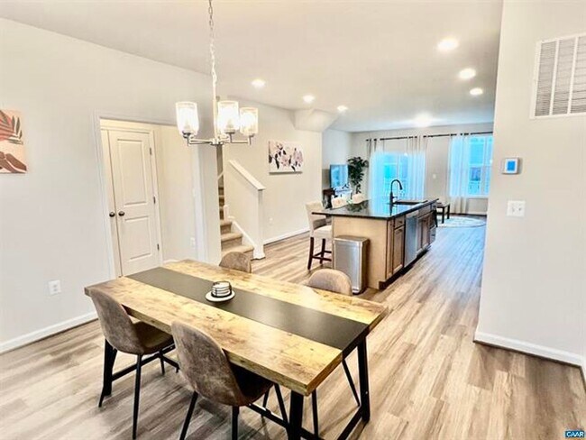 Building Photo - Southwood- Gorgeous style and like new condition with a great location to downtown and the Univer...