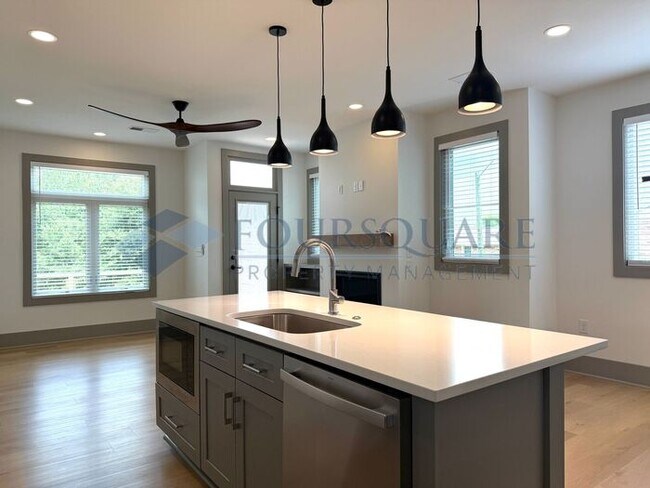 Building Photo - Modern 4-Bed / 4 Bath Townhome with Fireplace, Outdoor Spaces & Fenced Yard – Inside the Beltline...