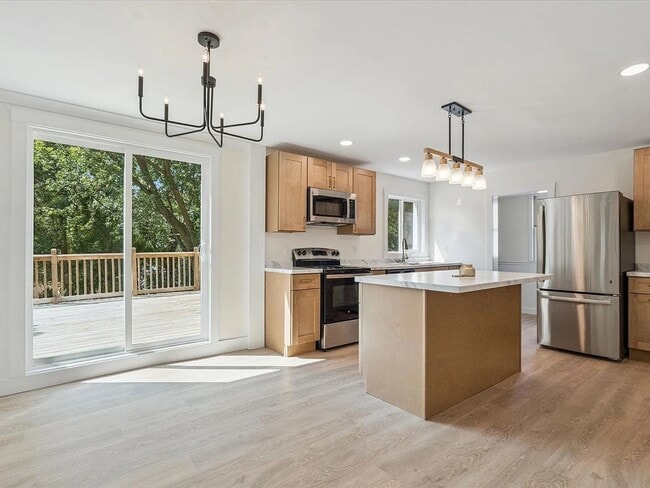 Building Photo - 4 Bedroom in College area!